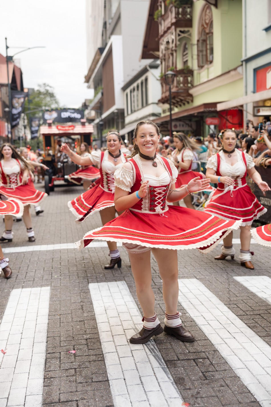 Segundo desfile da 39ª Oktoberfest Blumenau conta com atrações especiais nesta quarta-feira
