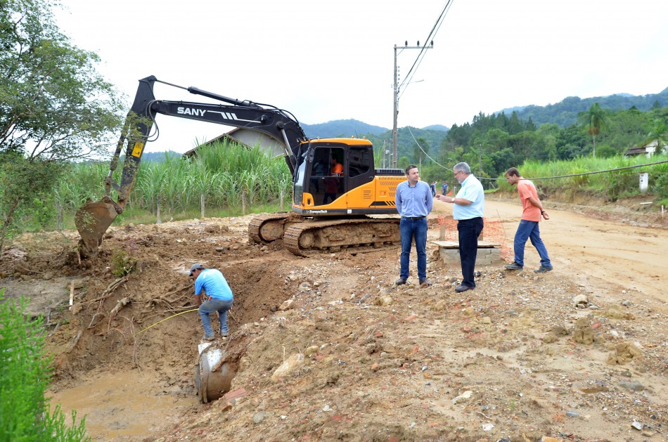Obras de pavimentação avançam no bairro Itoupava Central 