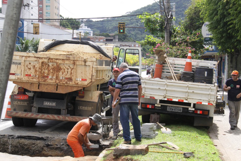 Prefeitura faz conserto de tubulação na rua Antônio da Veiga
