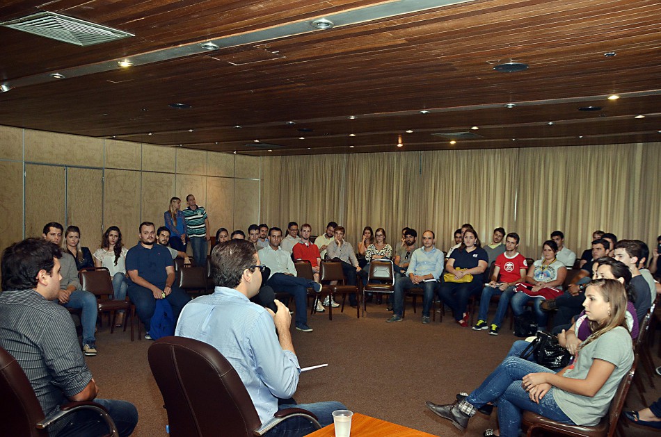 Prefeito recebe entidades no Dia Internacional da Juventude