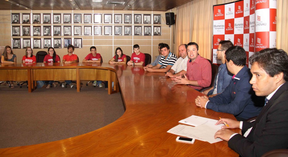 Estudantes e professores da UFSC de Blumenau visitam a Prefeitura