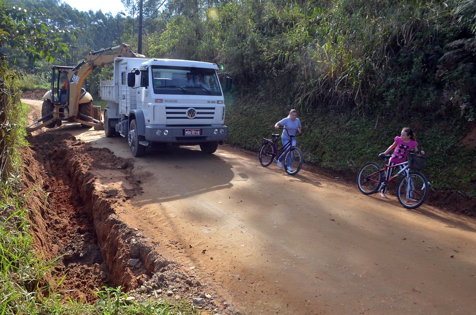 Prefeitura intensifica serviços de macadamização e patrolamento