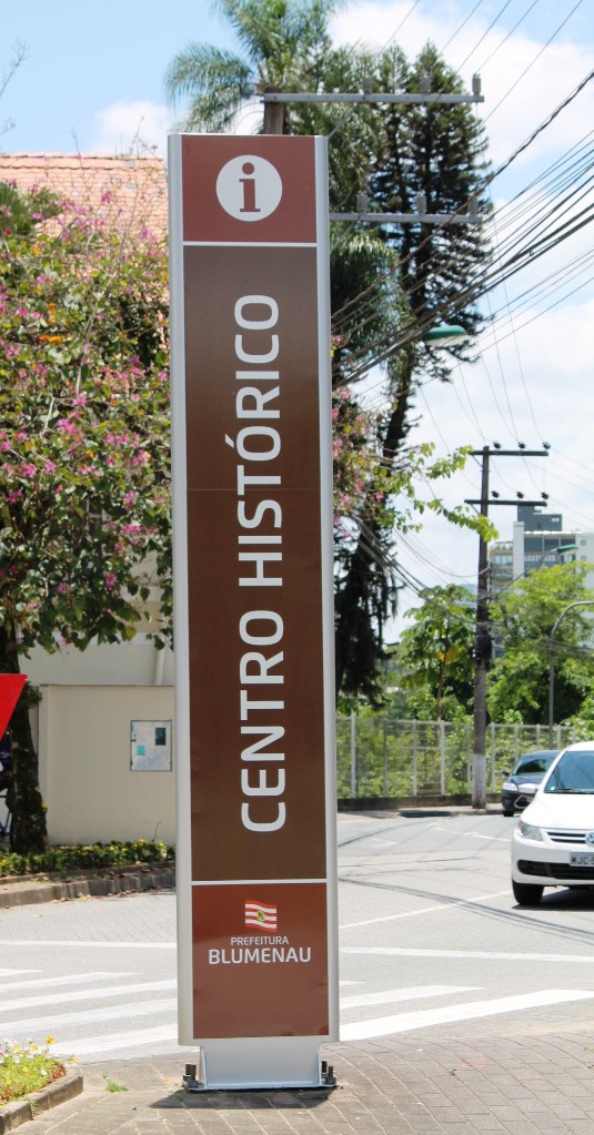Três regiões turísticas de Blumenau têm totens informativos revitalizados