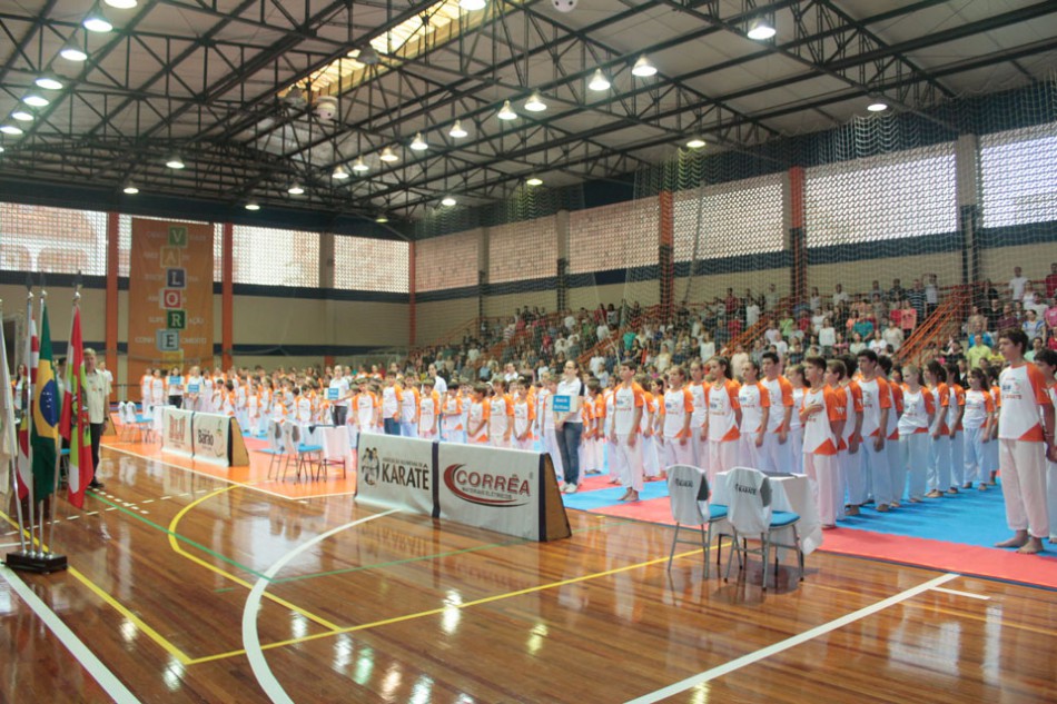 Competição de karate reúne atletas de Blumenau