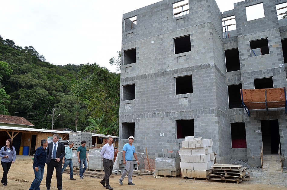 Comitiva visita obras dos residenciais do Minha Casa Minha Vida II