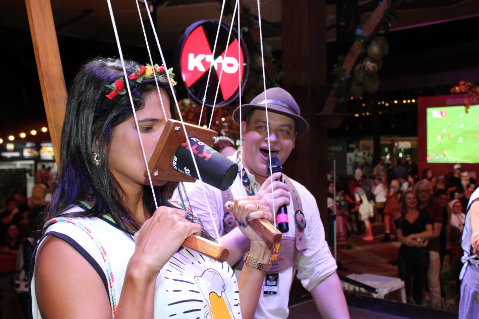 Equilibristas de chope: prova diverte moradores e turistas na Oktoberfest Blumenau