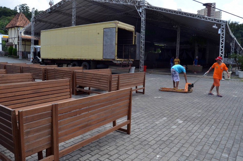 Parque Vila Germânica realiza montagem da estrutura da Sommerfest