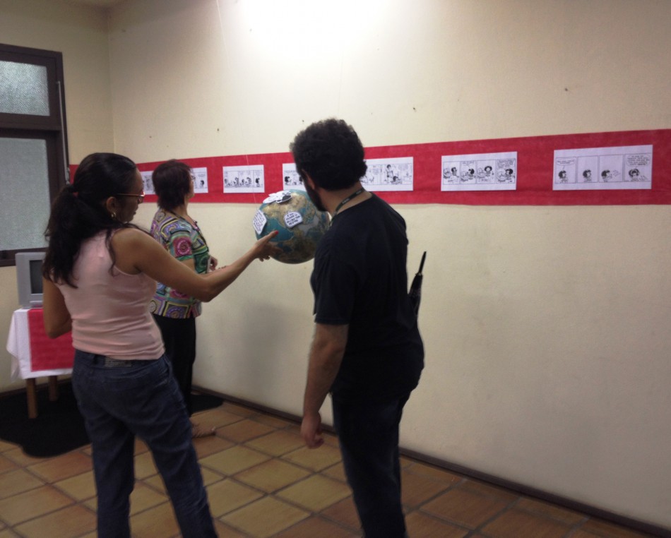 Exposição de cartuns atrai turistas à biblioteca