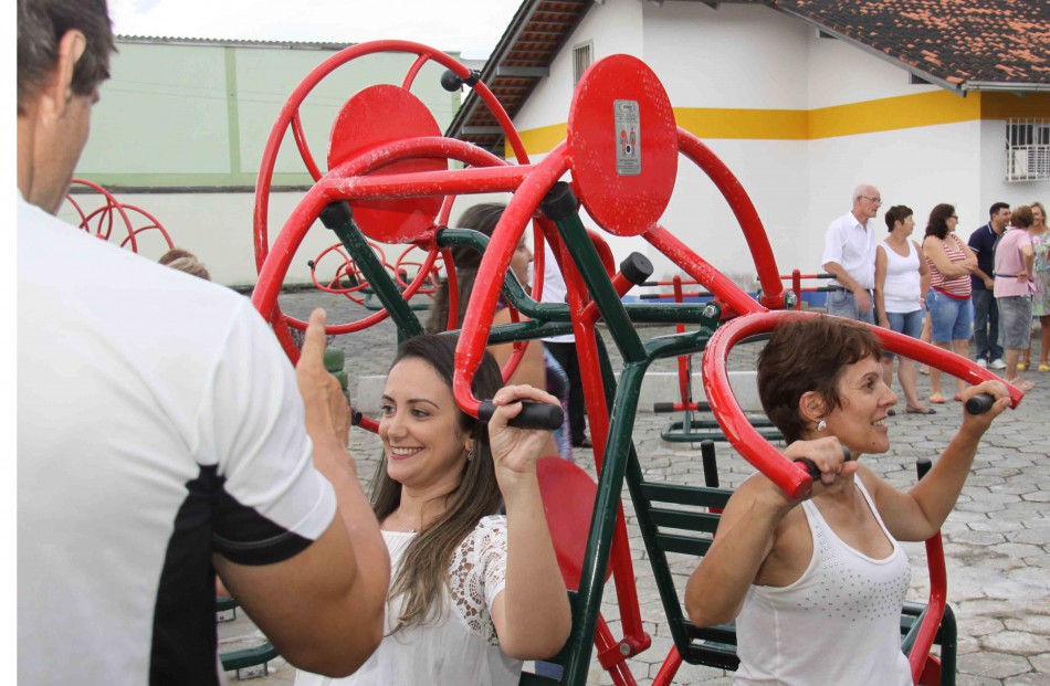Comunidade da Itoupavazinha recebe academia ao ar livre