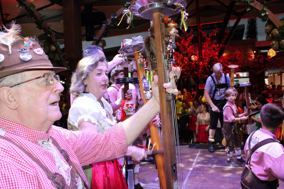 Encontro de tocadores de Teufelsgeige anima a 39ª Oktoberfest
