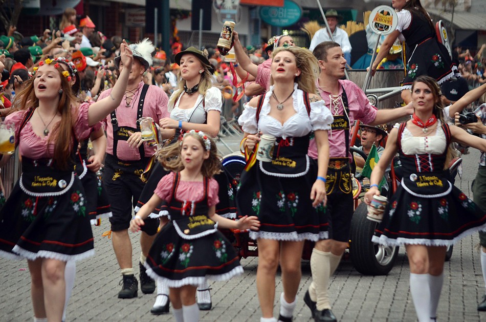 Comissão julgadora divulga quais grupos vão desfilar na Oktoberfest 2015