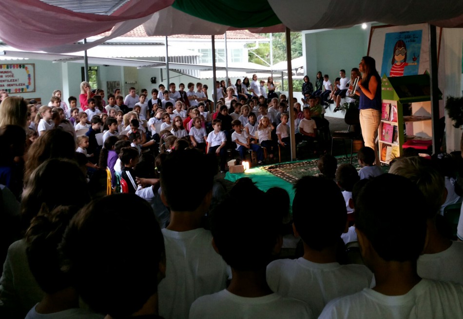 Alunos da Escola Básica Municipal Pedro II recebem palestra sobre literatura