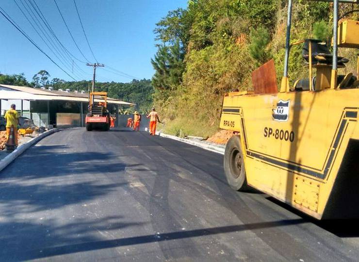 Novo trecho de asfalto já é realidade na rua Bernardo Scheidemantel 