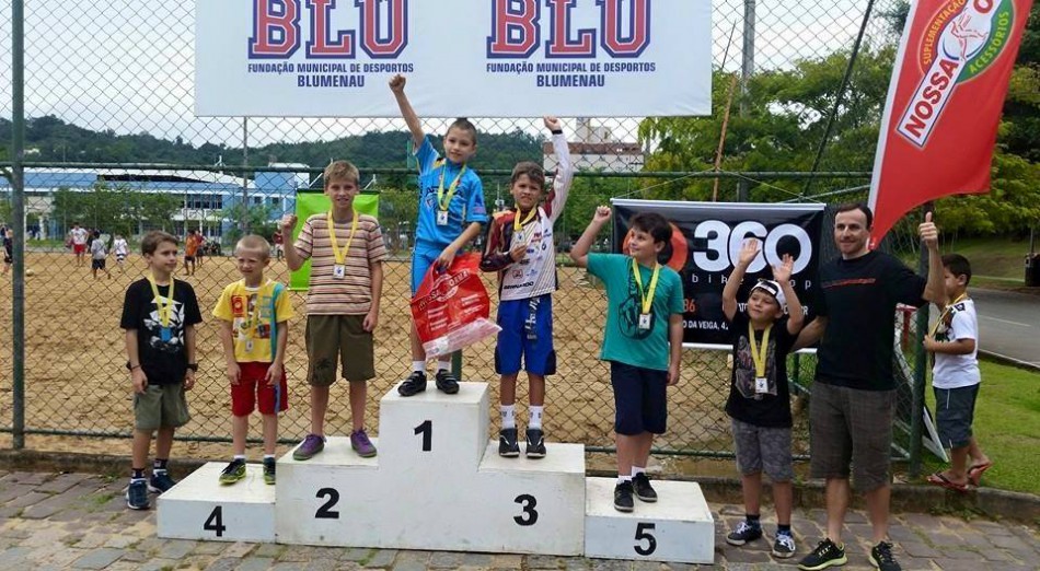 Campeonato Escolar de Ciclismo reúne dezenas de crianças e adolescentes 