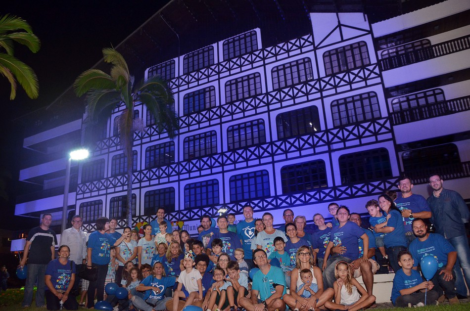 Prefeitura se ilumina de azul para conscientizar sobre o autismo