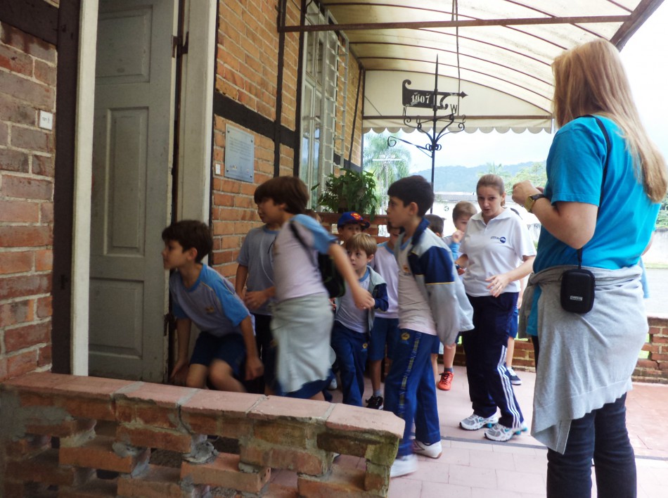 Escola Adventista visita exposição sobre índios