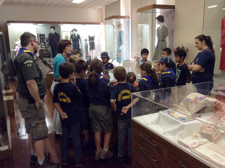 Escoteiros visitam museu no mês dos brinquedos