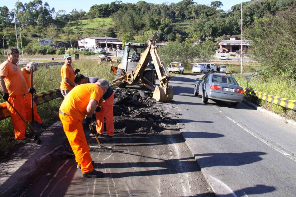 Serviços Urbanos realiza operação tapa-buraco na Via Expressa