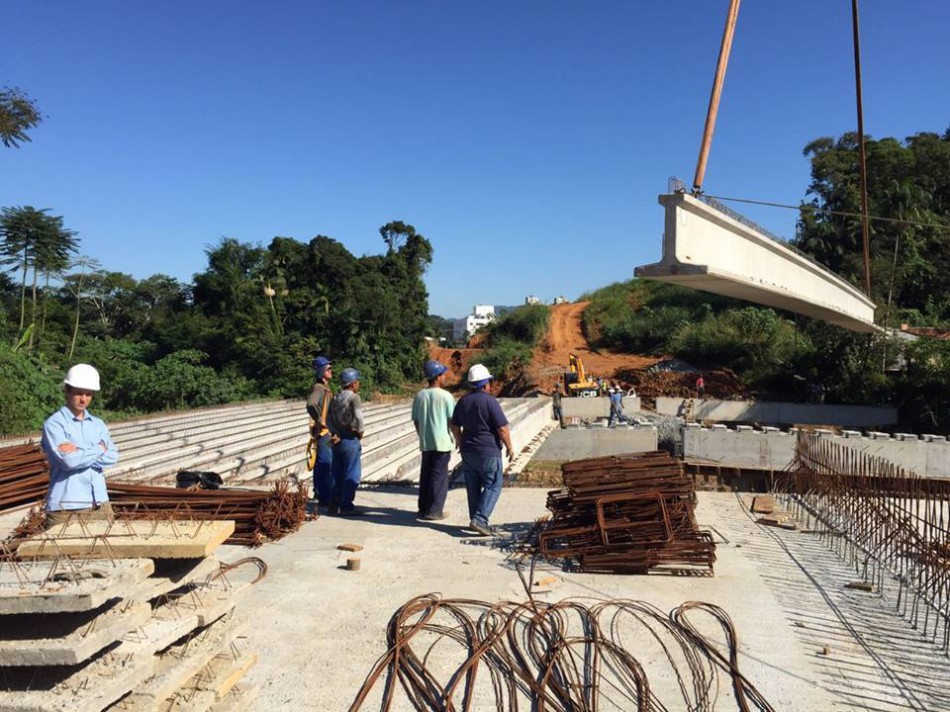 Vigas são lançadas na obra de prolongamento da Humberto de Campos