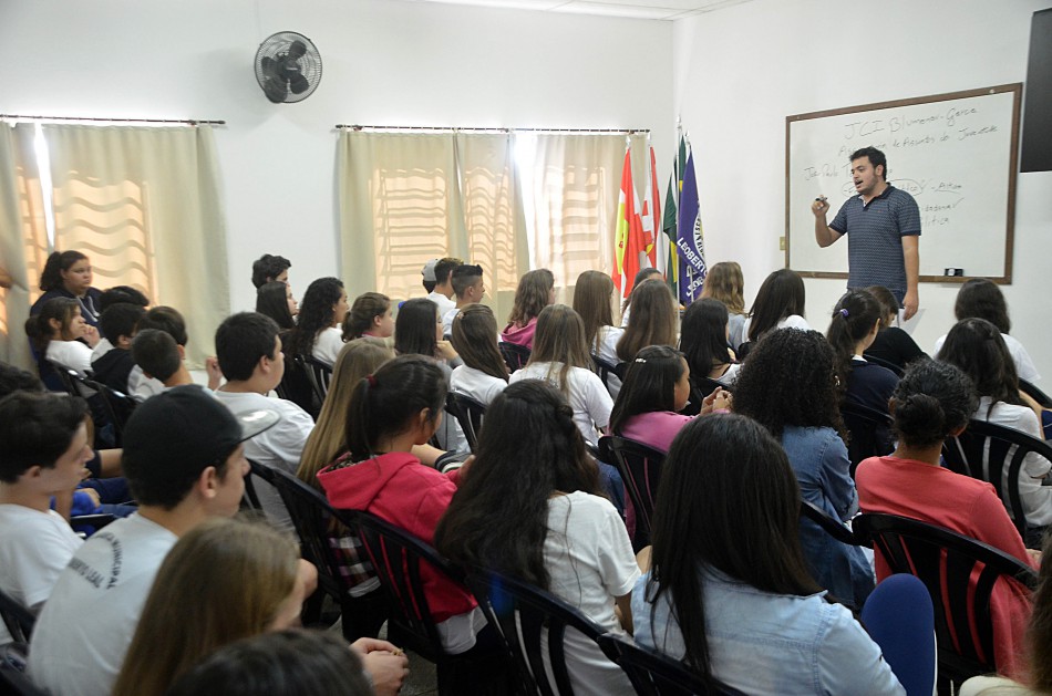 EBM Leoberto Leal recebe Programa Oratória nas Escolas