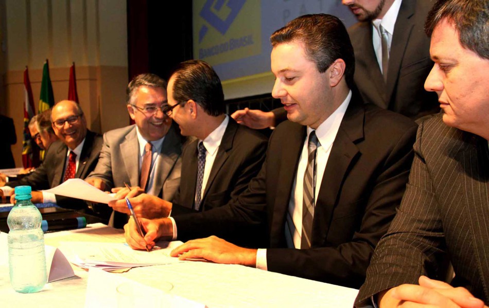 Prefeitura e Governo do Estado assinam convênio para rua Humberto de Campos