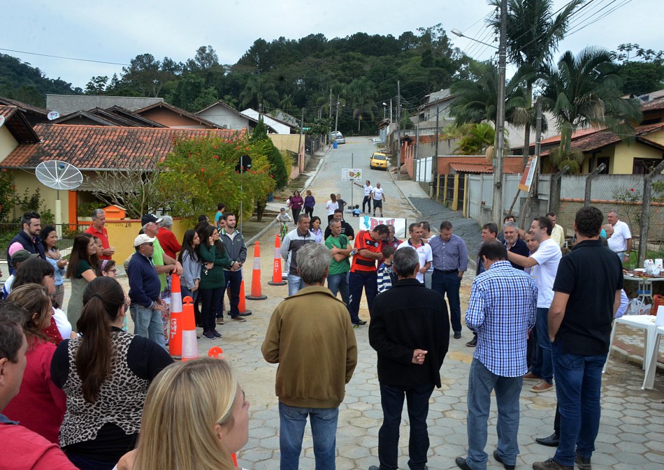 Comunidade do bairro Passo Manso é beneficiada com três ruas pavimentadas