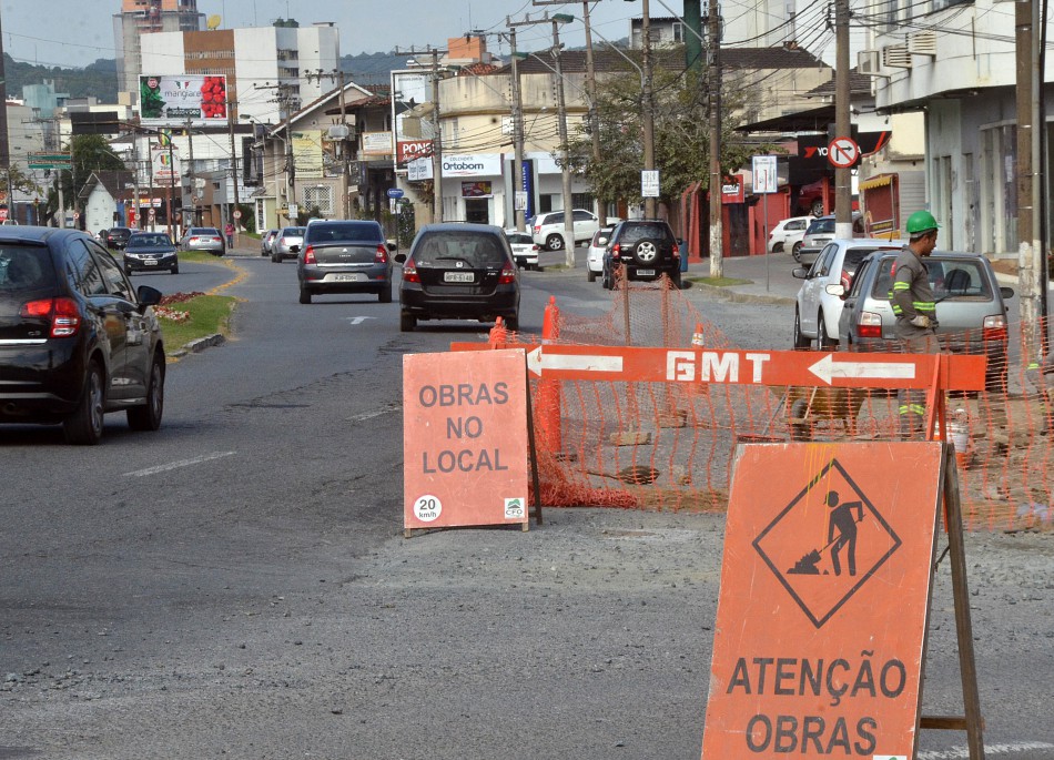 Rua Sete de Setembro recebe manutenção asfáltica