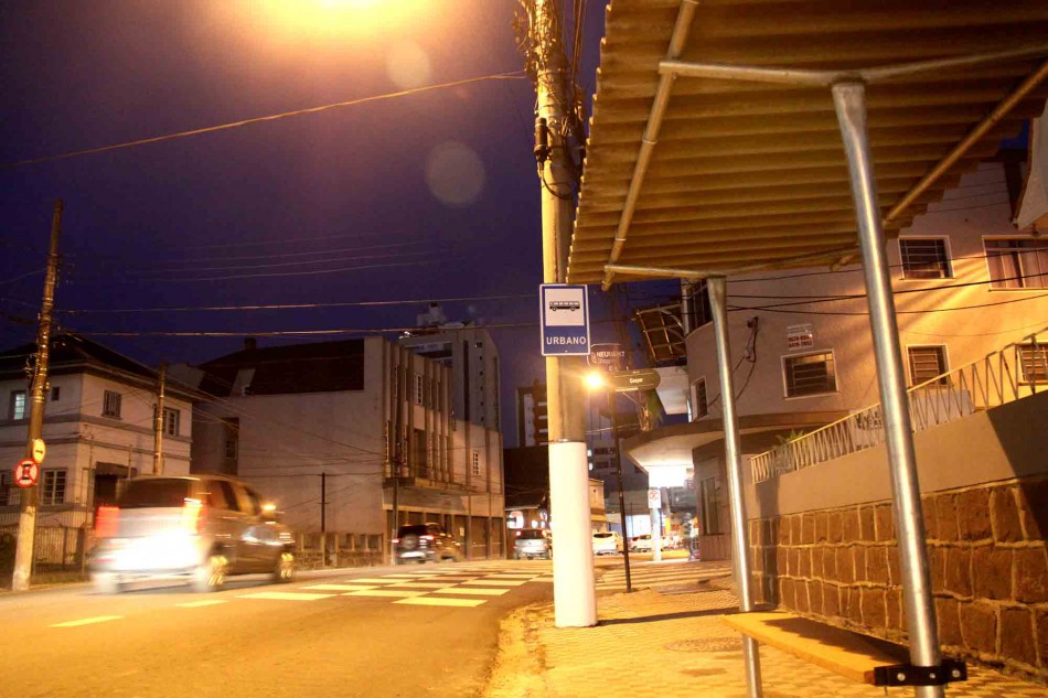 Ponto de ônibus é instalado na rua São Paulo