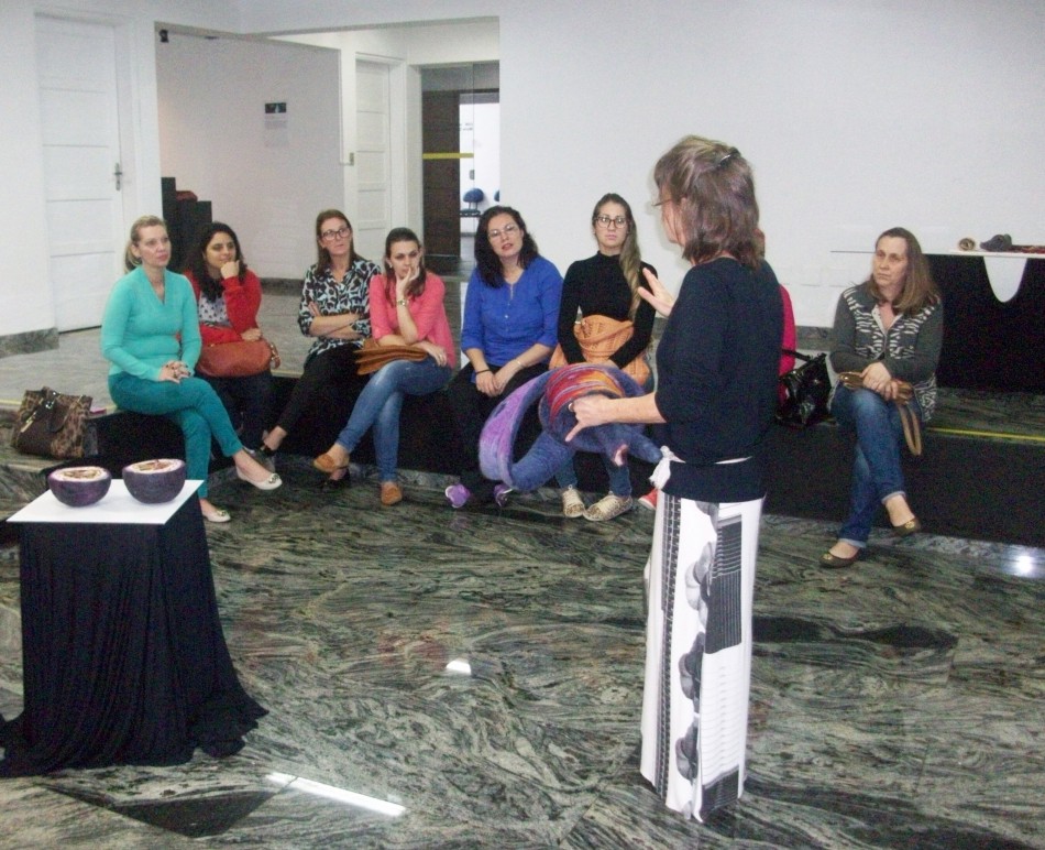 MAB promove encontro de professoras e artista