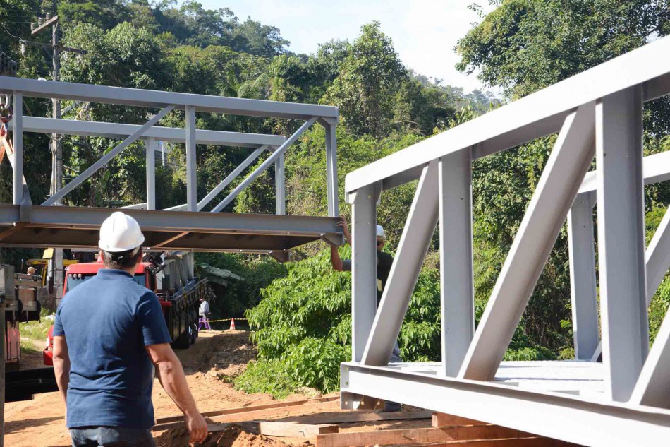 Prefeitura inicia montagem de ponte na rua Germano Kruger, na Velha Grande