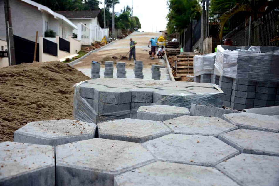 Prefeitura inicia duas obras de pavimentação no bairro Velha 