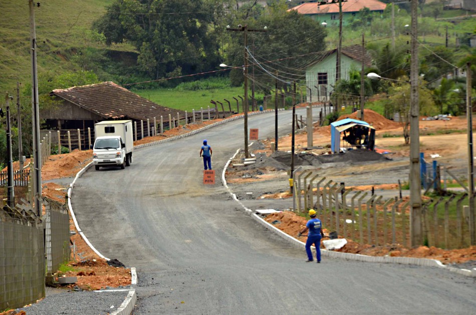 Obras de pavimentação avançam na rua Johann Hadlich, no Passo Manso