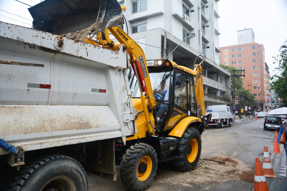 Samae implanta rede de água na rua Ângelo Dias