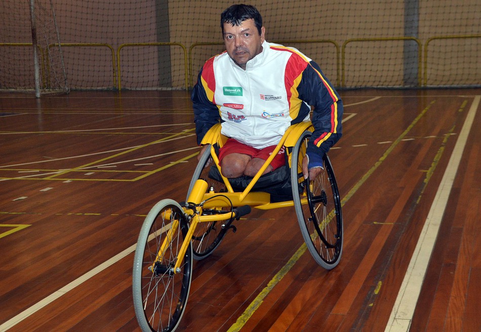 Paradesporto recebe doação de cadeira de rodas para corrida