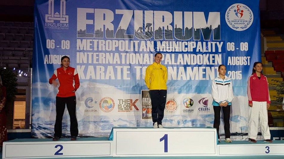 Karateca blumenauense é campeã em torneio na Turquia