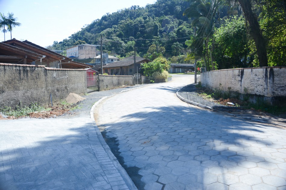 Prefeitura entrega pavimentações nos bairros Água Verde e Escola Agrícola