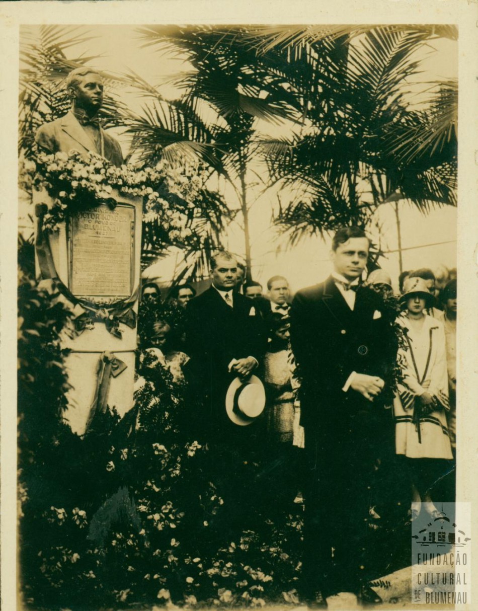 Memória Digital: Monumento ao Ministro Victor Konder