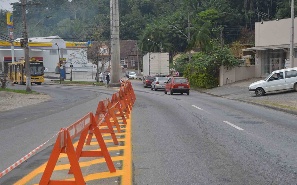 Prefeitura implanta rotatória para agilizar fluxo de veículos na rua Bahia