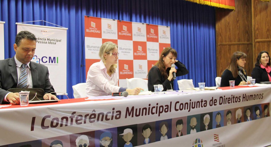 Abertura de conferência de direitos humanos reúne 450 pessoas