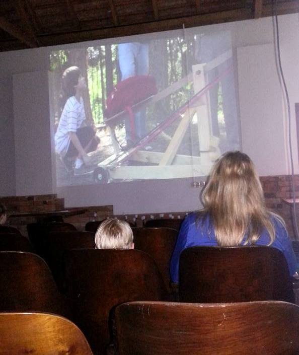 Sessão de cinema é opção de famílias vilanenses