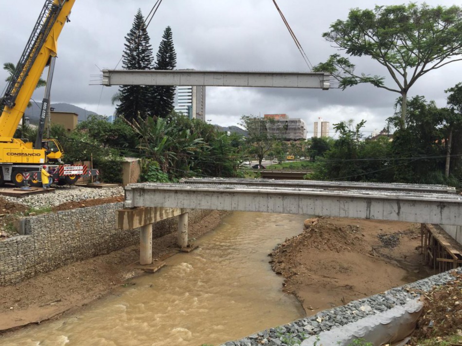 Ponte da rua Mariana Bronnemman recebe vigas de sustentação