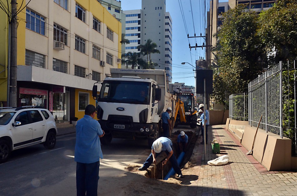 Obras de implantação de rede de água chegam na Floriano Peixoto