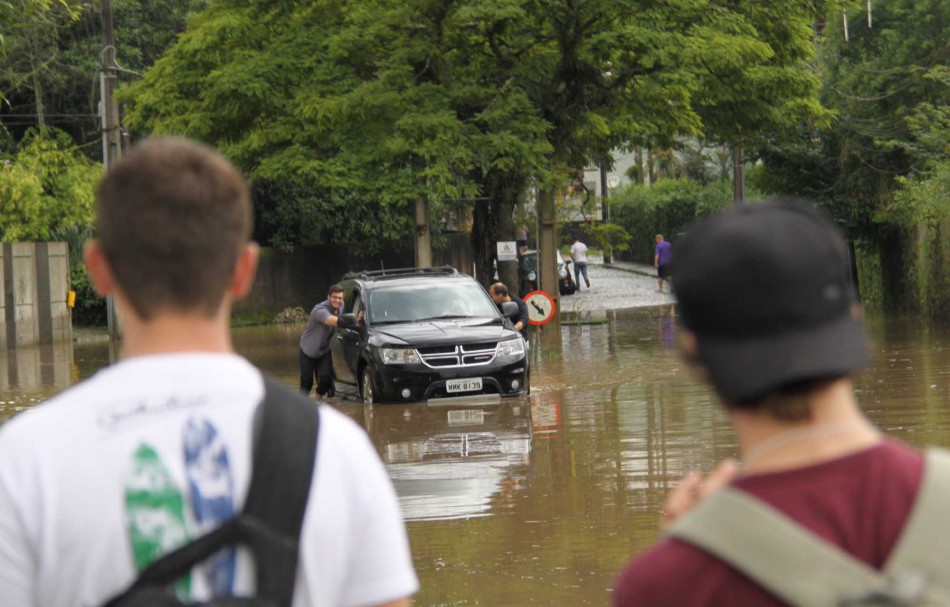 Com medição de 9,49 metros, Blumenau tem 33 ruas atingidas