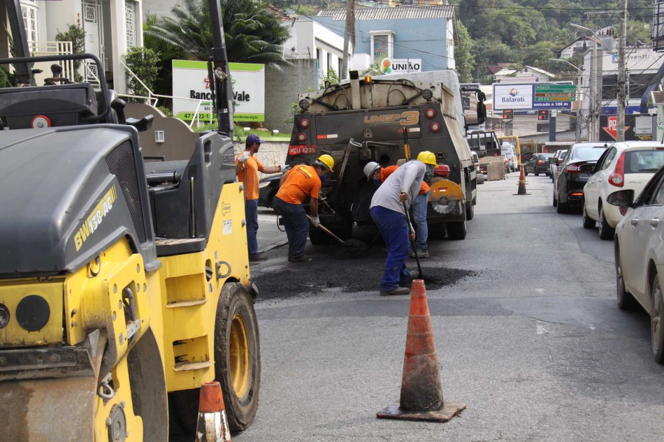 Secretaria de Serviços Urbanos realiza operação tapa-buraco 