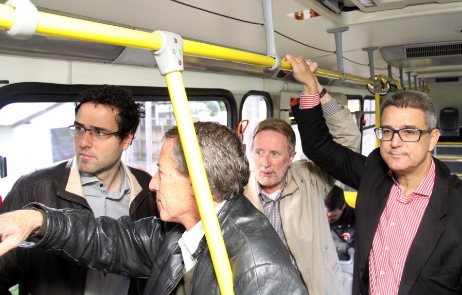 Comitiva vistoria corredores de ônibus