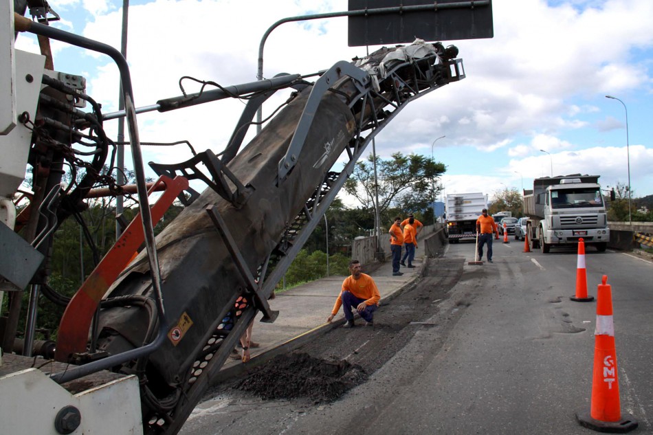 Prefeitura faz recuperação asfáltica na Via Expressa 