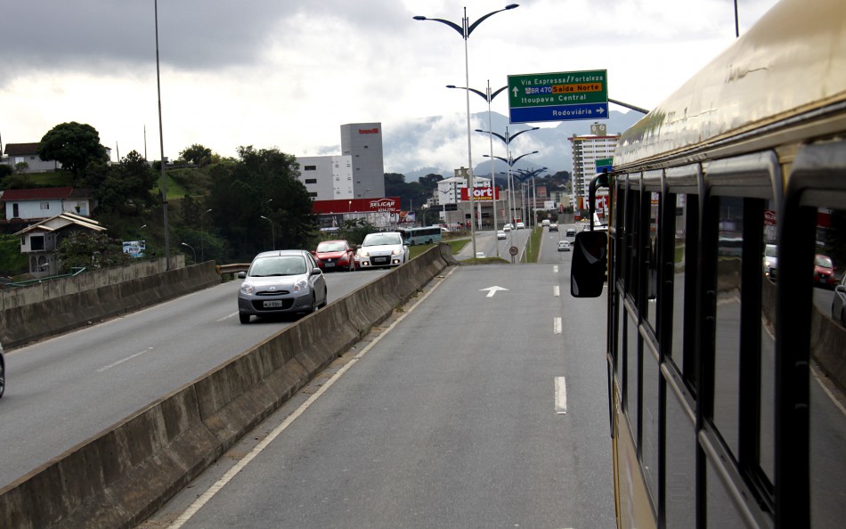 Prefeitura realiza serviço de fresagem na Via Expressa