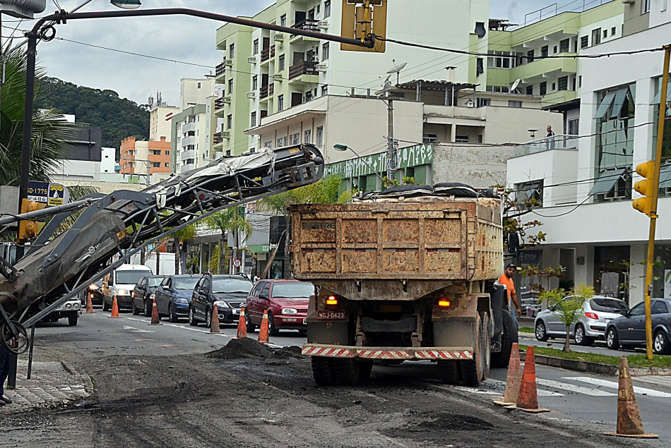 Prefeitura realiza serviço de fresagem na Antônio da Veiga