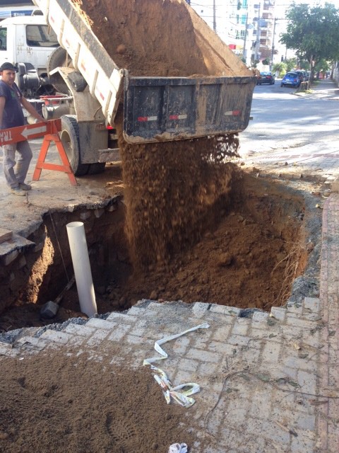 Prefeitura faz conserto de tubulação na rua Lauro Müller
