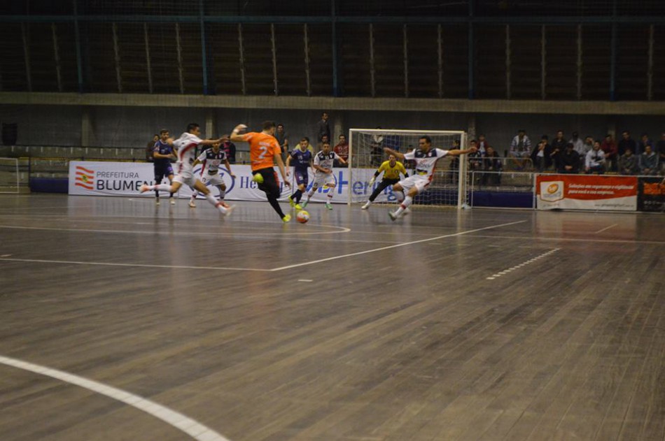Blumenau enfrenta Concórdia em campeonato estadual de futsal